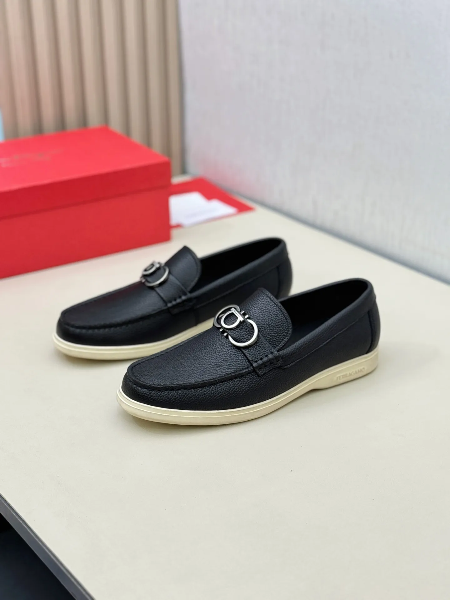 [Ferragamo] P: 580💰 Number of yards: 38~44 (45 orders are non-returnable) Ferragam's new men's driving shoes, the fabric is made of imported cowhide, with visible texture, heavy industrial stitching, dyed calfskin inside, standard logo cowhide feet, big-name experience, soft and comfortable on the feet, a men's favorite, special non-slip and wear-resistant rubber soles, easy to handle various occasions, with original box packaging!